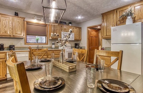 Pigeon Forge Cabin | Charming 2BD w Scenic Views! HOT TUB! Pool "Fo