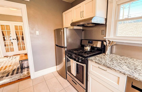 Fairfax Apartment | Charming 2BR Apt Close to Historic Mariemont, 15 Minutes from Cincy Downtown