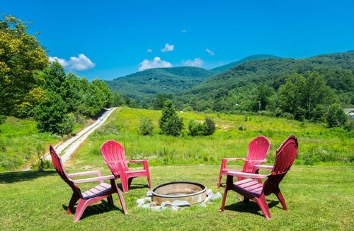 Hendersonville House | Charming 2BR w Firepit Mountain Views