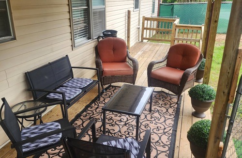 Melbourne House | Charming 3-bedroom house with 65in smart tv, Wifi, and central heat/air in town!