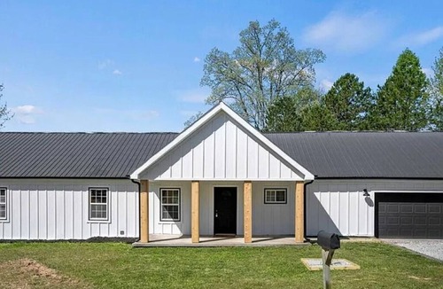 Campton House | Charming 3-bedroom house with cozy cabin-inspired interior