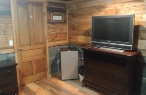 Farmers House | Charming 3-bedroom rustic and very unique house with WiFi and AC in Farmers,