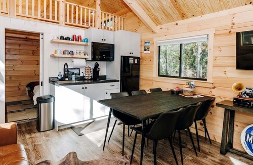 Campton Cabin | Charming Cabin with Private Hot Tub Near Red River Gorge in Campton, Kentucky