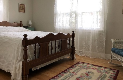 Centerville House | Charming Coastal Cottage - walk to Craigville Beach