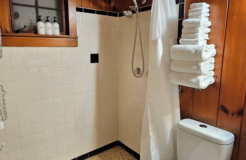 Hendersonville Hotel | Charming Double Queen Room l Hotel Stay