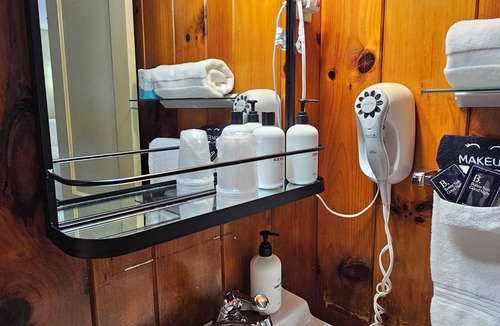 Hendersonville Hotel | Charming Double Queen Room l Hotel Stay