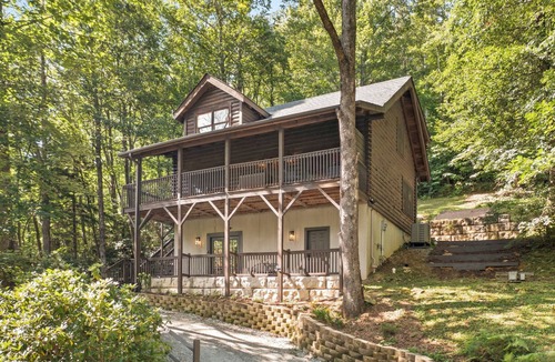 Blowing Rock Cabin | Charming Family Fun Cabin - Game Room, Arcade, Foosball by Grandfather Mountain
