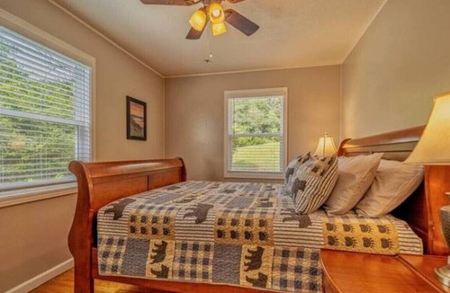 Dandridge House | Charming Family Lakeview Cottage| 3 min to lake