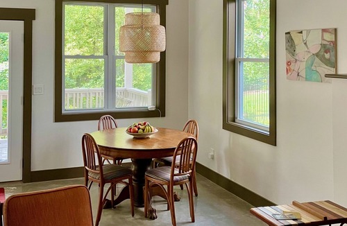 Huston - Courtland Apartment | Charming Montford FIVE ★ — Comfortable & Quiet — WALK Downtown