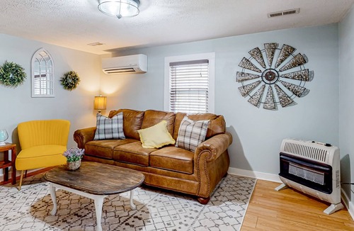 Andersonville Cottage | Charming mountain-view cottage with golf nearby, firepit & W/D - dog-friendly