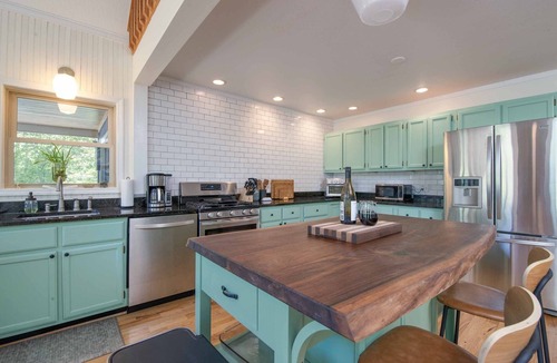Bakersville Cabin | Charming Mtn Lodge, Fire Pit, Mtn View, WiFi, Grill, Treehouse, Close to town!