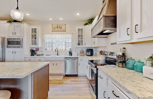 Newland House | Charming Newland Home with Mountain and Valley Views, Full Kitchen and Wifi