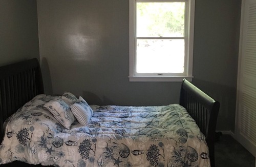 Baiting Hollow House | Charming, North Fork Cottage in a private Beach community.