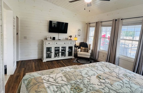 Sevierville House | Charming Red Barn-Unique Couples Getaway-Fire Pit-Mountain View