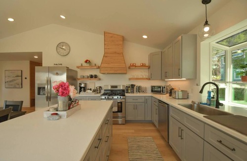 Homer House | Charming Retreat Mountain/Bay Views Cozy Fireplace
