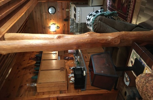 Frenchburg House | Charming rustic cottage in a beautiful wooded area