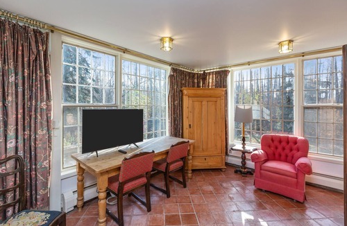 University Area Apartment | Charming studio on three acres with a back deck - close to university - dogs OK