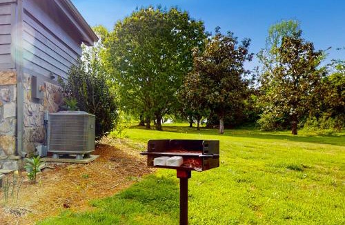Baneberry House | Charming Studio Sleeps 4 Close to Douglas Lake