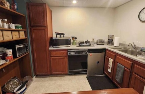 Anderson Township Apartment | Charming1-bedroom apartment w/AC, WiFi in upscale east-side neighborhood