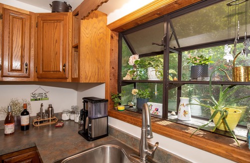 Fairview Cabin | Cheerful 3 bedroom mountain home- minutes to Asheville-