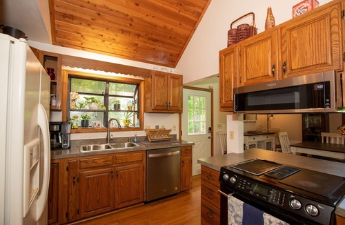 Fairview Cabin | Cheerful 3 bedroom mountain home- minutes to Asheville-