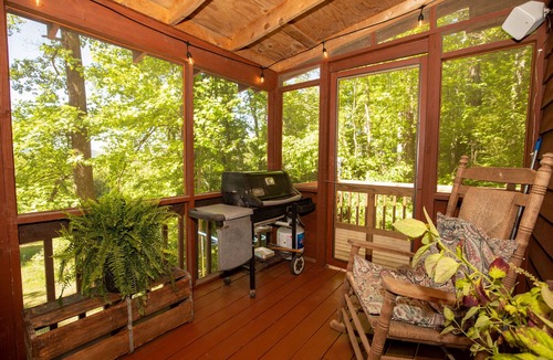 Fairview Cabin | Cheerful 3 bedroom mountain home- minutes to Asheville-
