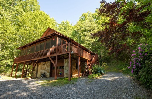 Fairview Cabin | Cheerful 3 bedroom mountain home- minutes to Asheville-