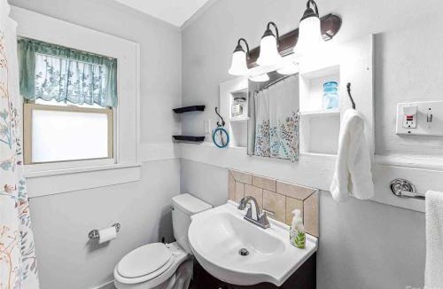 Woodfin House | Cheerful Cottage Retreat with Quick Downtown Access