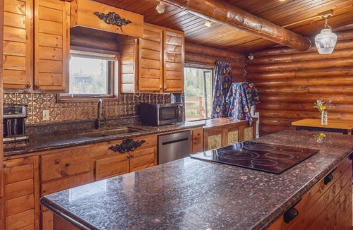 College Cabin | Chena River Roadhouse- River Front -Huge Deck- View Northern Lights & Wildlife