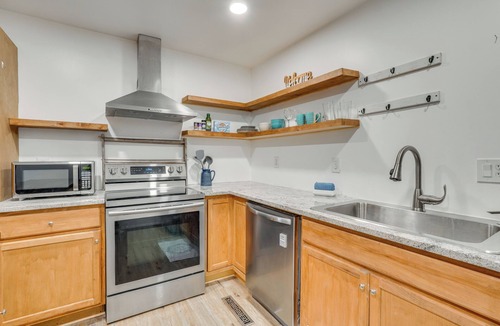 Eureka Springs Apartment | Chic Farmhouse, 3Mi to Lake-pet Friendly & Golfing