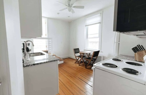 Yachting Village Apartment | CHIC Thames Harbor free parking
