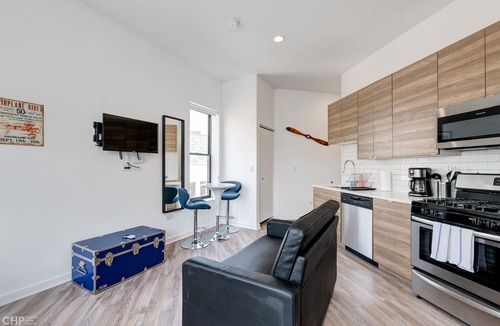 River West Apartment | Chicago Third Floor Studio by 747 Lofts