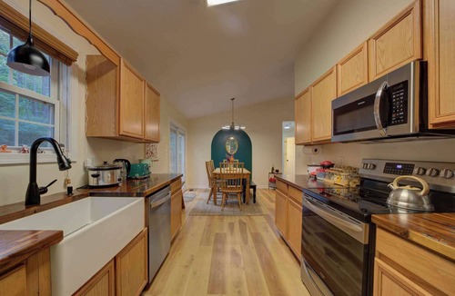 Front Royal Cabin | Chipmunk Hollow | Hot Tub, Grill & Fire Table | 3BR, Sleeps 6