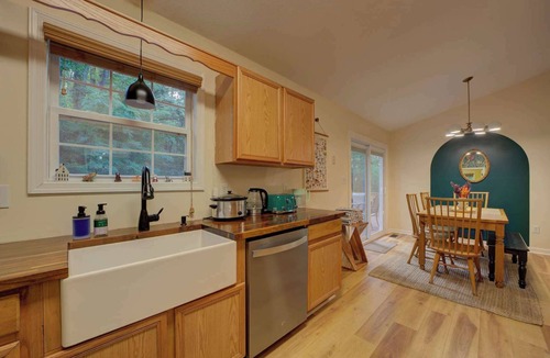Front Royal Cabin | Chipmunk Hollow | Hot Tub, Grill & Fire Table | 3BR, Sleeps 6