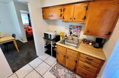 West Price Hill Apartment | Cincy Furnished Stays Amber Glow King near Downtwn