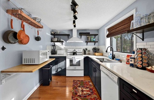 The Woods Cabin | Classic Mountain Retreat Cabin with Private Hot Tub Near Hiking & Golf in Hedgesville, West Virginia