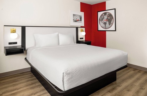 York Hotel | Clean 1 King-Bed Room in York just off I-83 Harrisburg Hershey