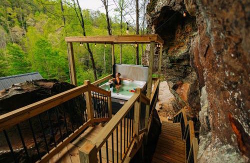 Rogers House | Cliff Hot Tub with Deck Fire Pit Mural and Pet Friendly