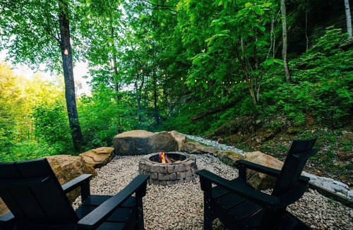 Rogers Cabin | Cliffside Nordic Cabin | Pet Friendly | Sleeps 4
