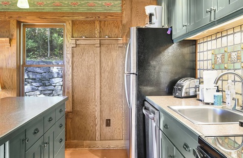 Asheville Cottage | Cloudberry Cottage at Elk Mtn - Hot Tub, Mtn Views, Pet Friendly!