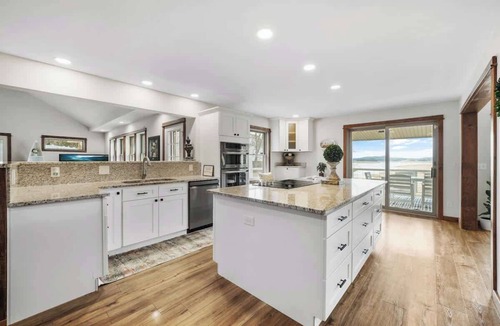 Dandridge House | Cobblestone Cove. Lake Front/Hot Tub/Outdoor Fireplace/5 Acres/Game Room