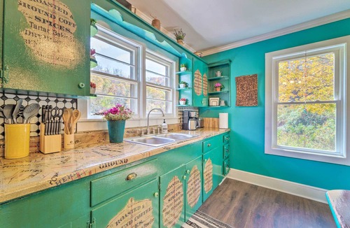 Bakersville Cottage | Colorful Bakersville Cottage: Views, Pets Allowed!