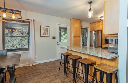 Wolf Laurel Cabin | Come Ski Hatley Pointe! Hot Tub+Fire Pit, Fireplace,WiFi, Pet Friendly!