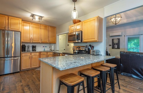 Wolf Laurel Cabin | Come Ski Hatley Pointe! Hot Tub+Fire Pit, Fireplace,WiFi, Pet Friendly!