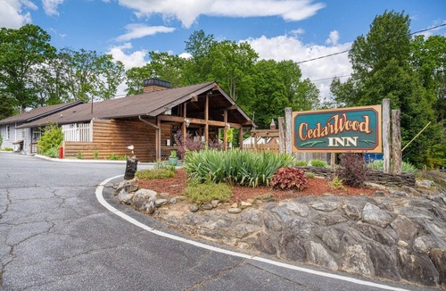 Hendersonville Hotel | Comfortable Queen Room l Near Downtown
