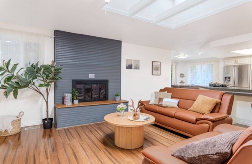 Shoreline House | Comfortable & Spacious 4BR Upper Unit