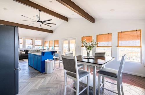 Galveston House | Comfy triplex unit perfect for small groups and families