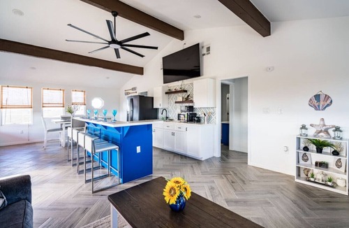 Galveston House | Comfy triplex unit perfect for small groups and families
