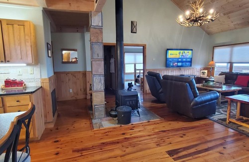 West Jefferson Cabin | Cooler Temps, Better Memories! 4BR/4BA Mtn Views, Hot Tub, Game Room