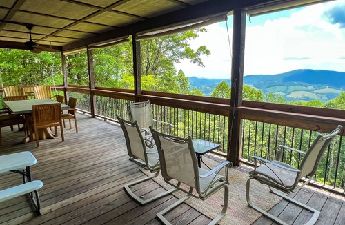 West Jefferson Cabin | Cooler Temps, Better Memories! 4BR/4BA Mtn Views, Hot Tub, Game Room